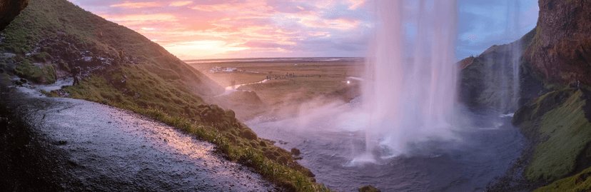 Prachtige waterval met zonsondergang