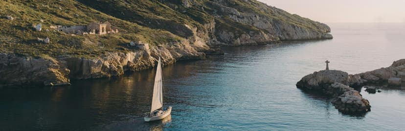 Een zeilboot aan de kust van Marseille