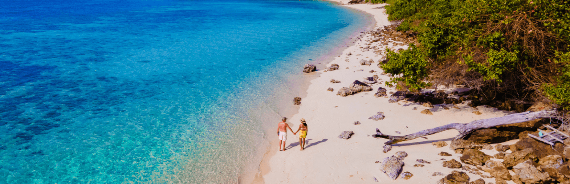 koppel hand-in-hand lopend op het thaise strand