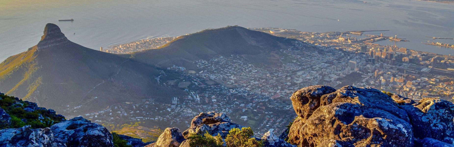 Uitzicht vanaf Tafelberg op Lion's Head en het centrum van Kaapstad