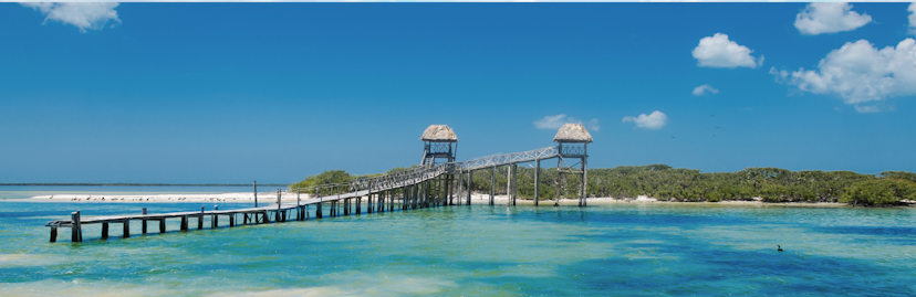 panorama foto van Isla Holbox met blauw water