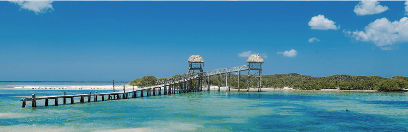 panorama foto van Isla Holbox met blauw water