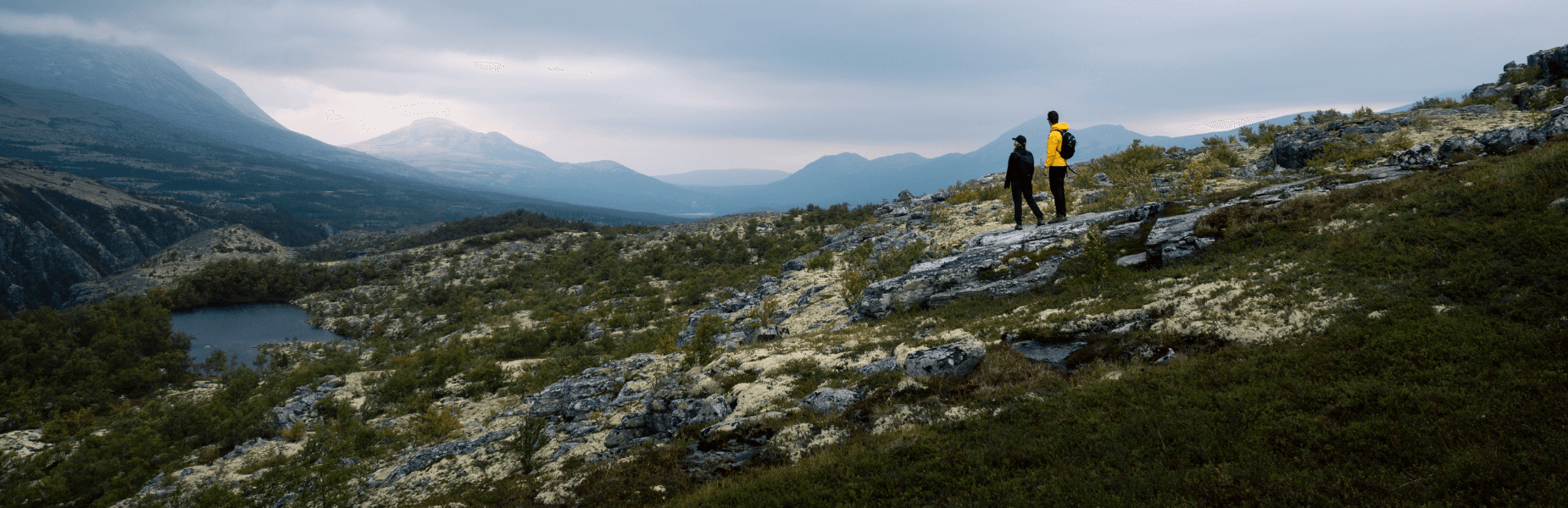 reizigers in rondane national park bij uitzichtpunt