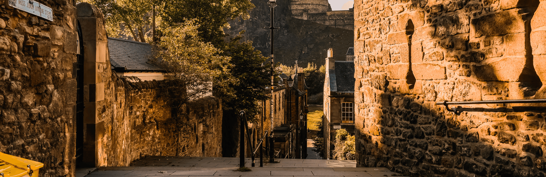 Smal steegje in Edinburgh met uitzicht op Edinburgh Castle