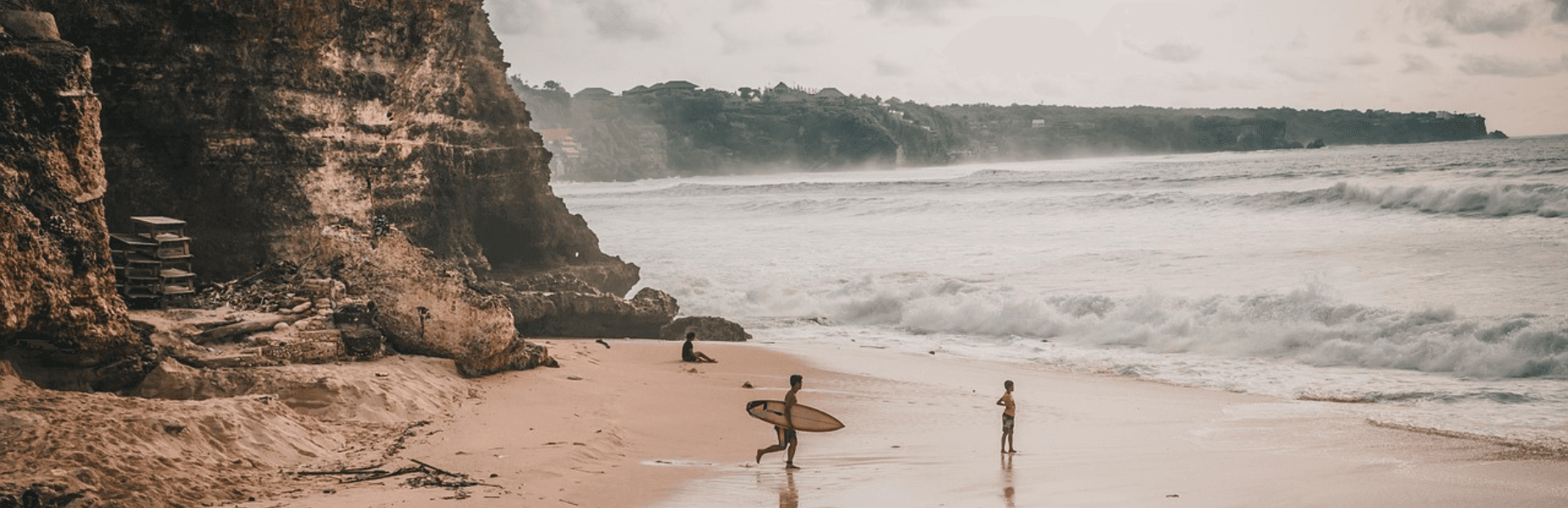 Prachtig strand met surfer