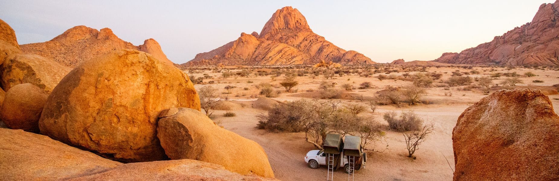 Het landschap van Spitzkoppe in Namibie