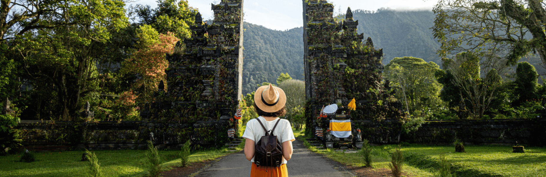 vrouw voor de tempelpoort in bali