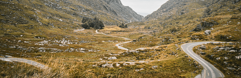 slingerende weg door het landschap van Ierland