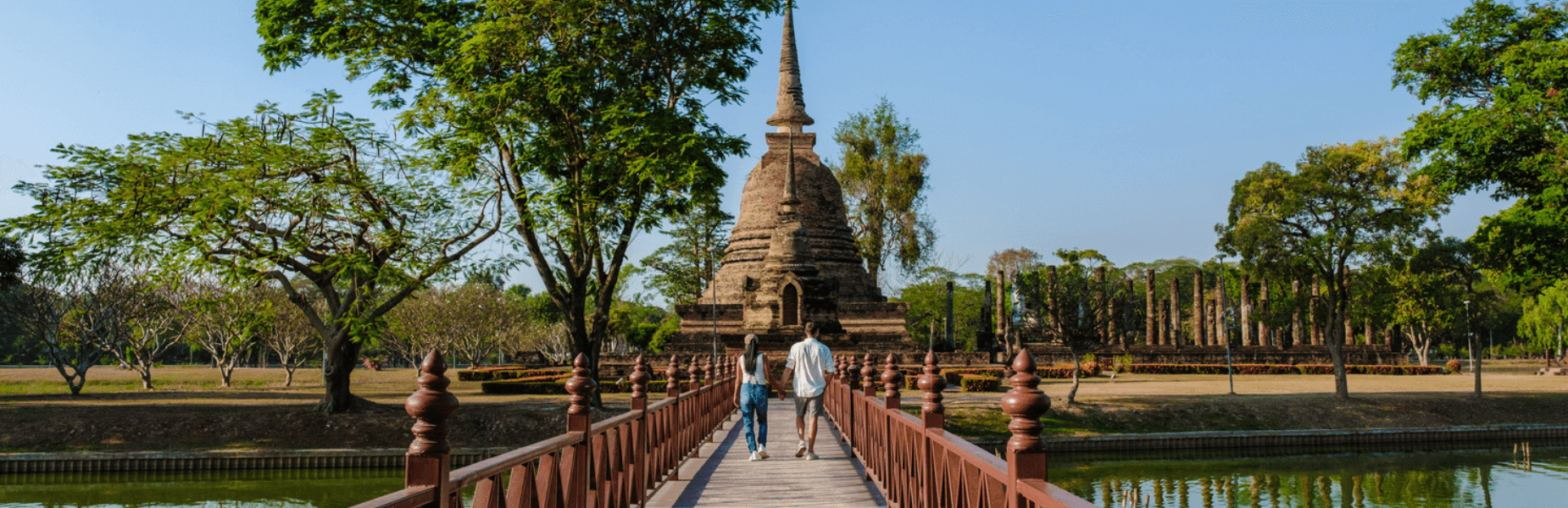 koppel hand-in-hand lopend op het thaise strand