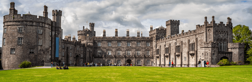Kasteel Ierland met groene grasvelden eromheen