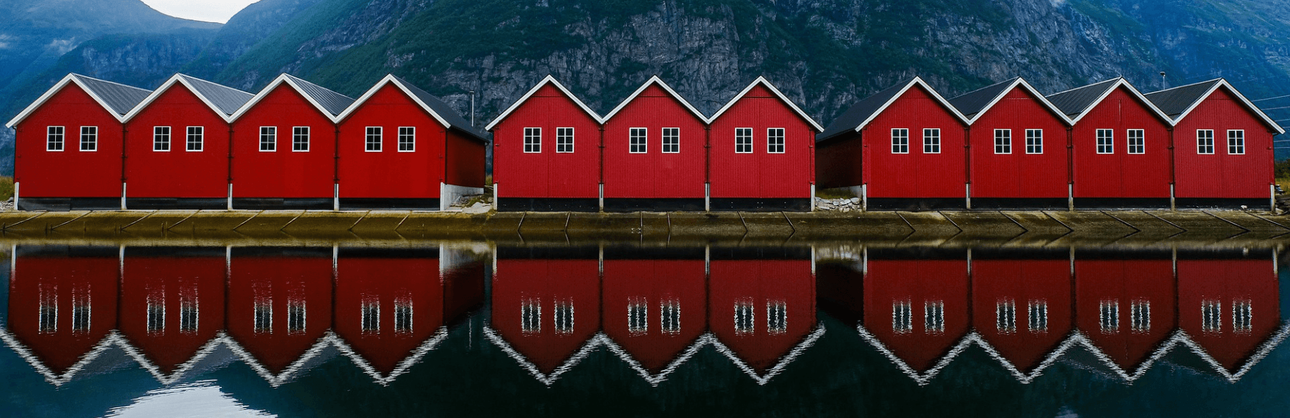 Noorse huisjes langs het water