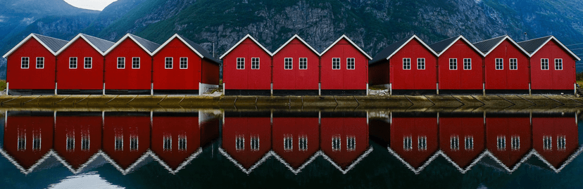 Noorse huisjes langs het water