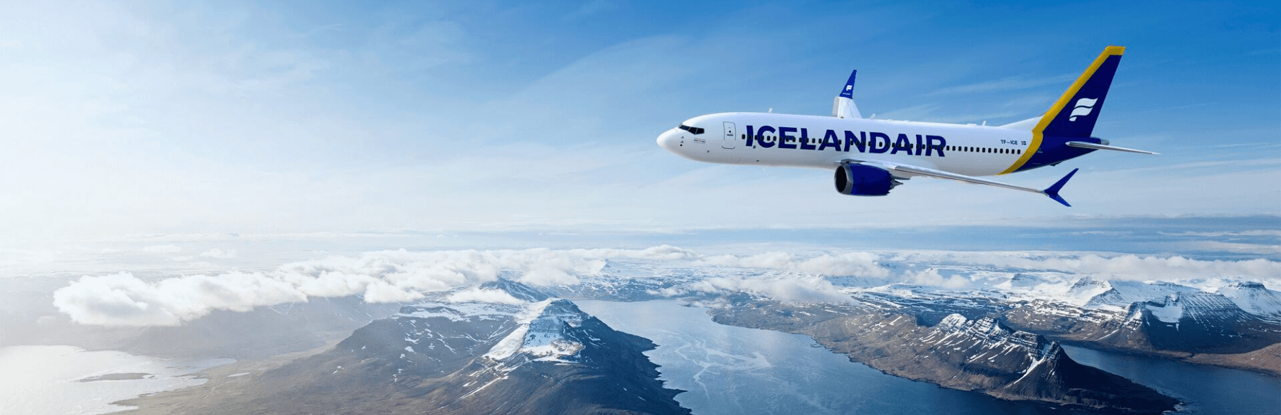 vliegtuig icelandair boven besteeuwde bergen