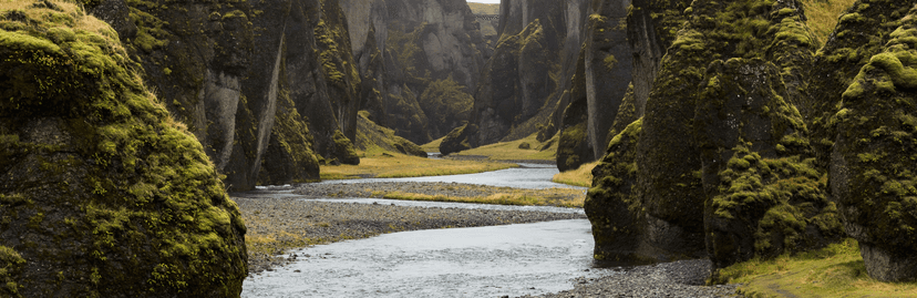 Prachtige rivier tussen kliffen door