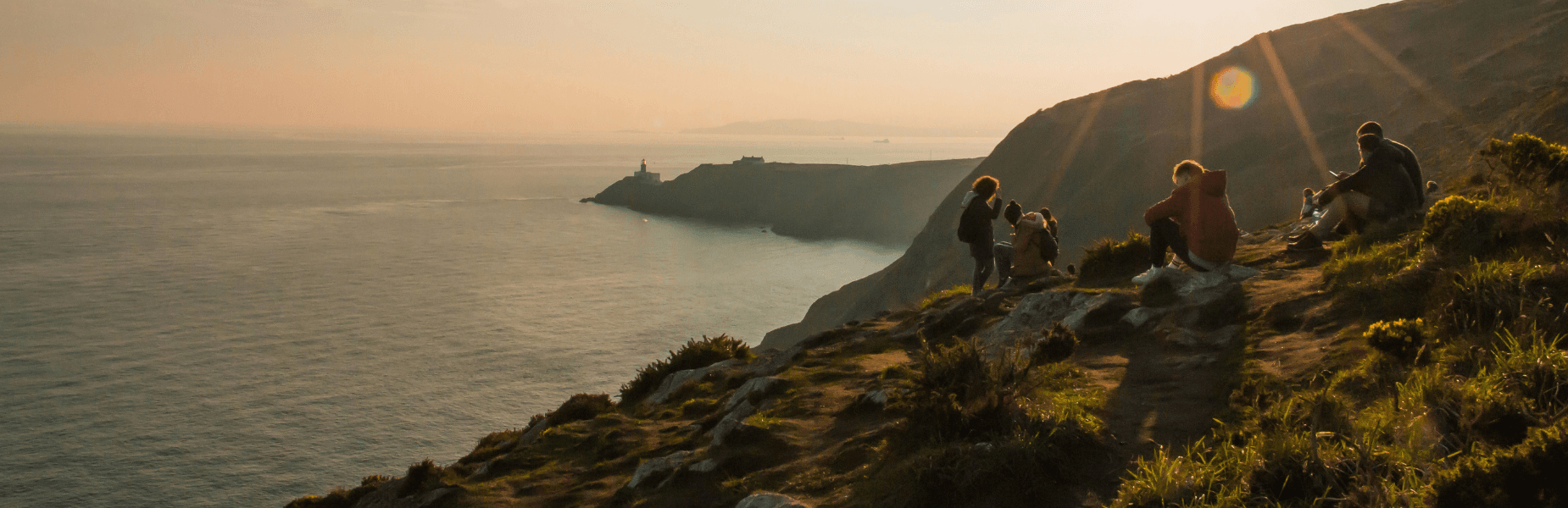 kustlijn van Ierland uitkijkend over de zee