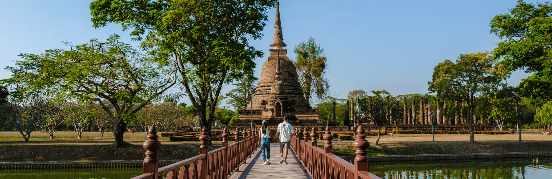 thaise tempels met reizigers op de foto