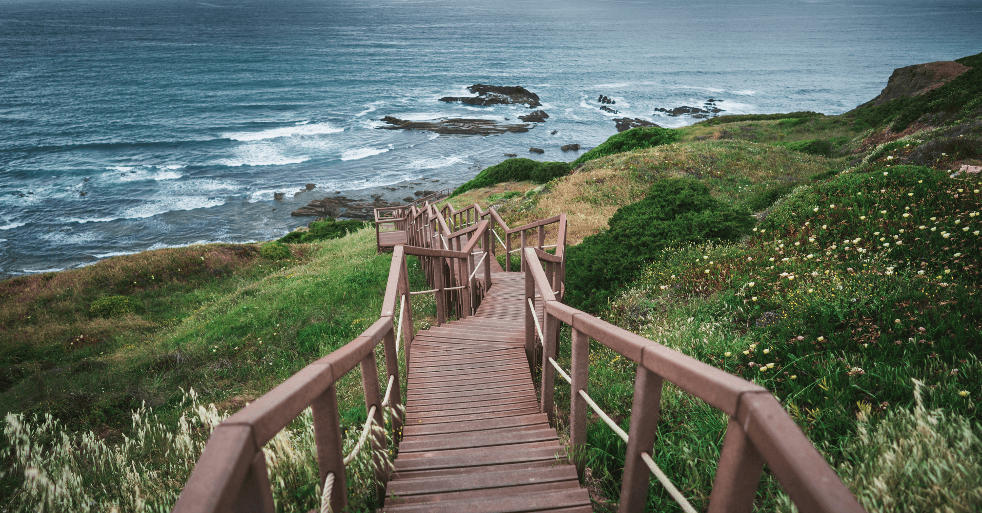 Bruine trappen lopen naar beneden naar het water
