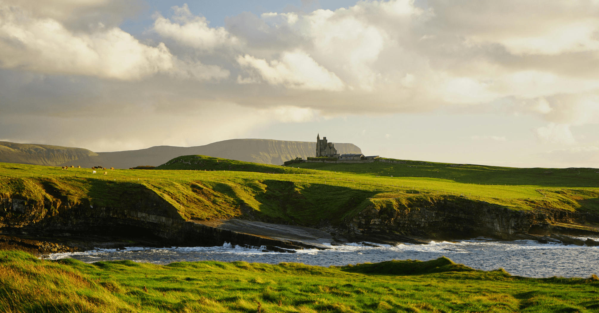 prachtige groene kliffen in Ierland