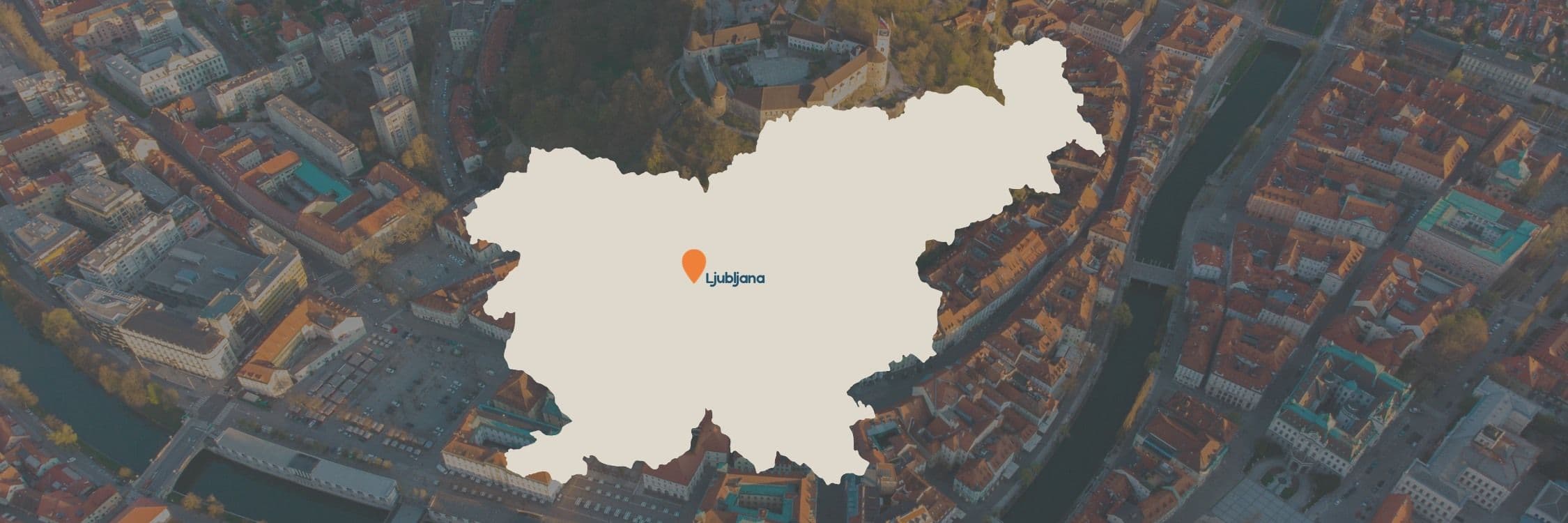 Kaart van Slovenië met Ljubljana pin en achtergrond stad