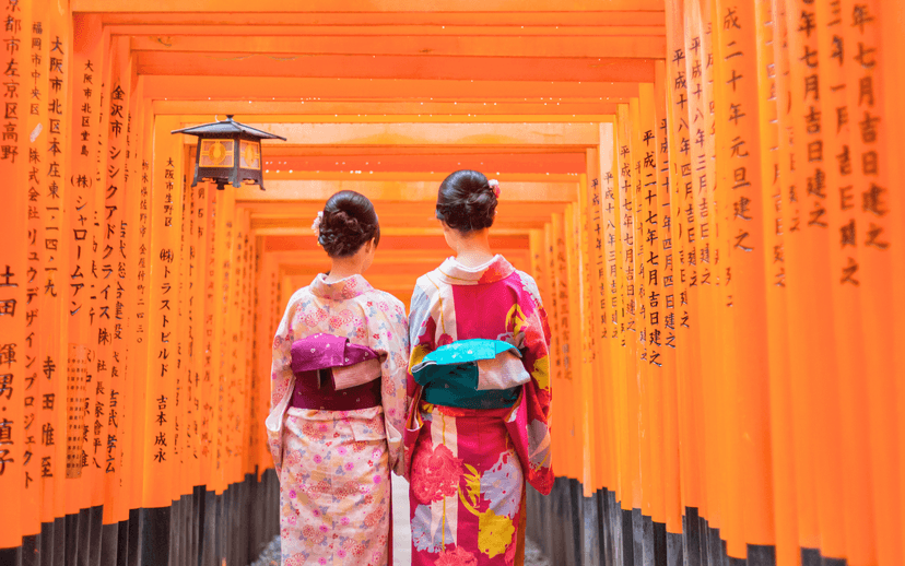 Twee vrouwen lopen door poort van Kyoto