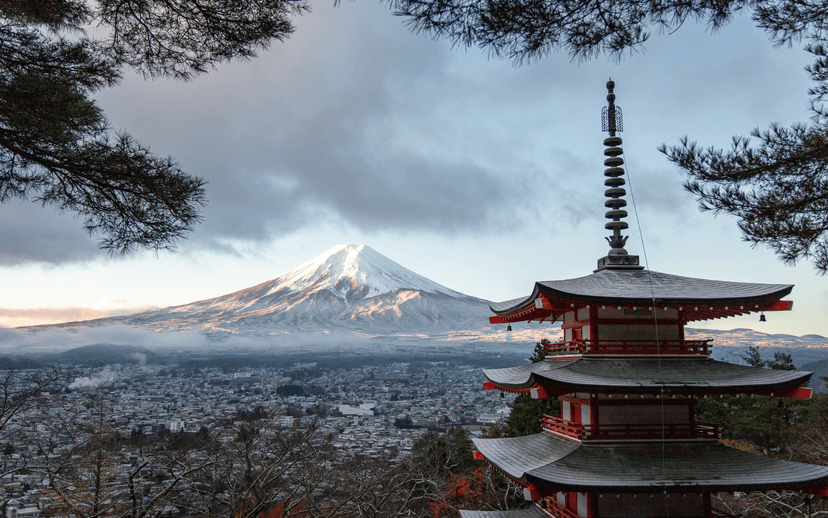 Mount Fuji en rode tempel