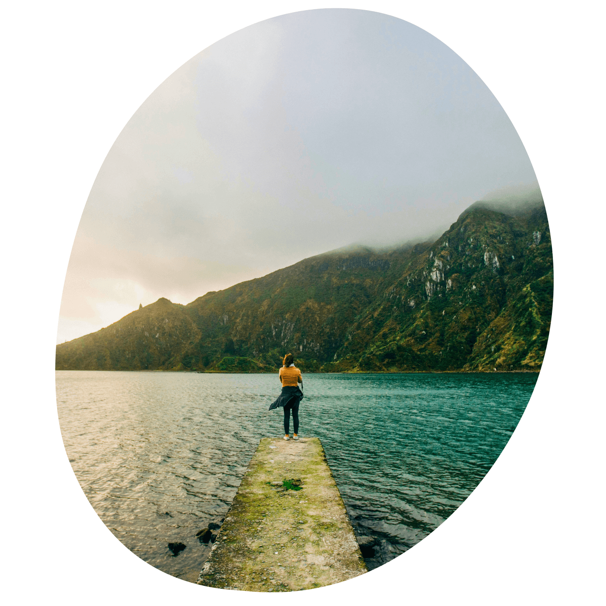 Vrouw die uitkijkt op het water in Sao Miguel