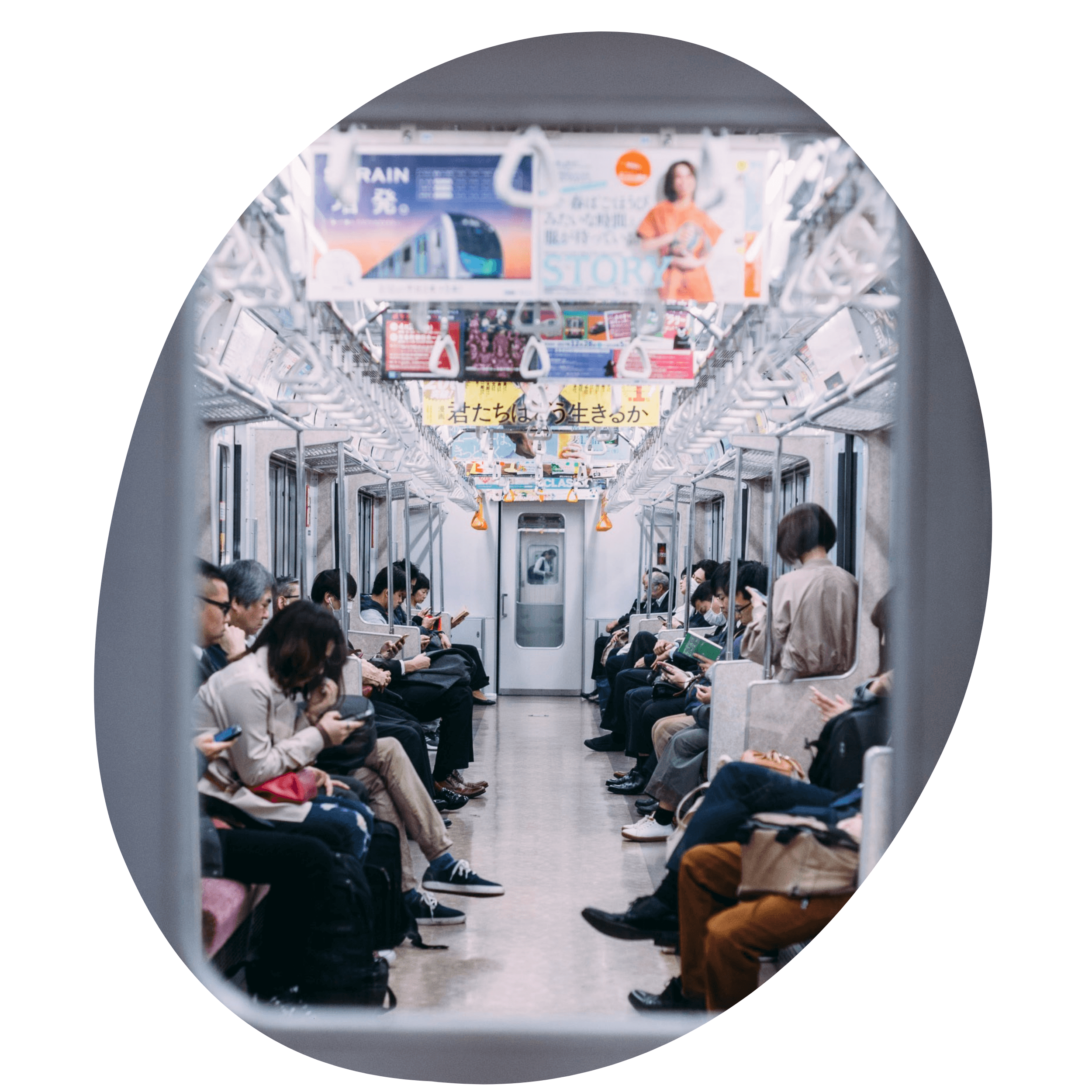 mensen in een trein in japan