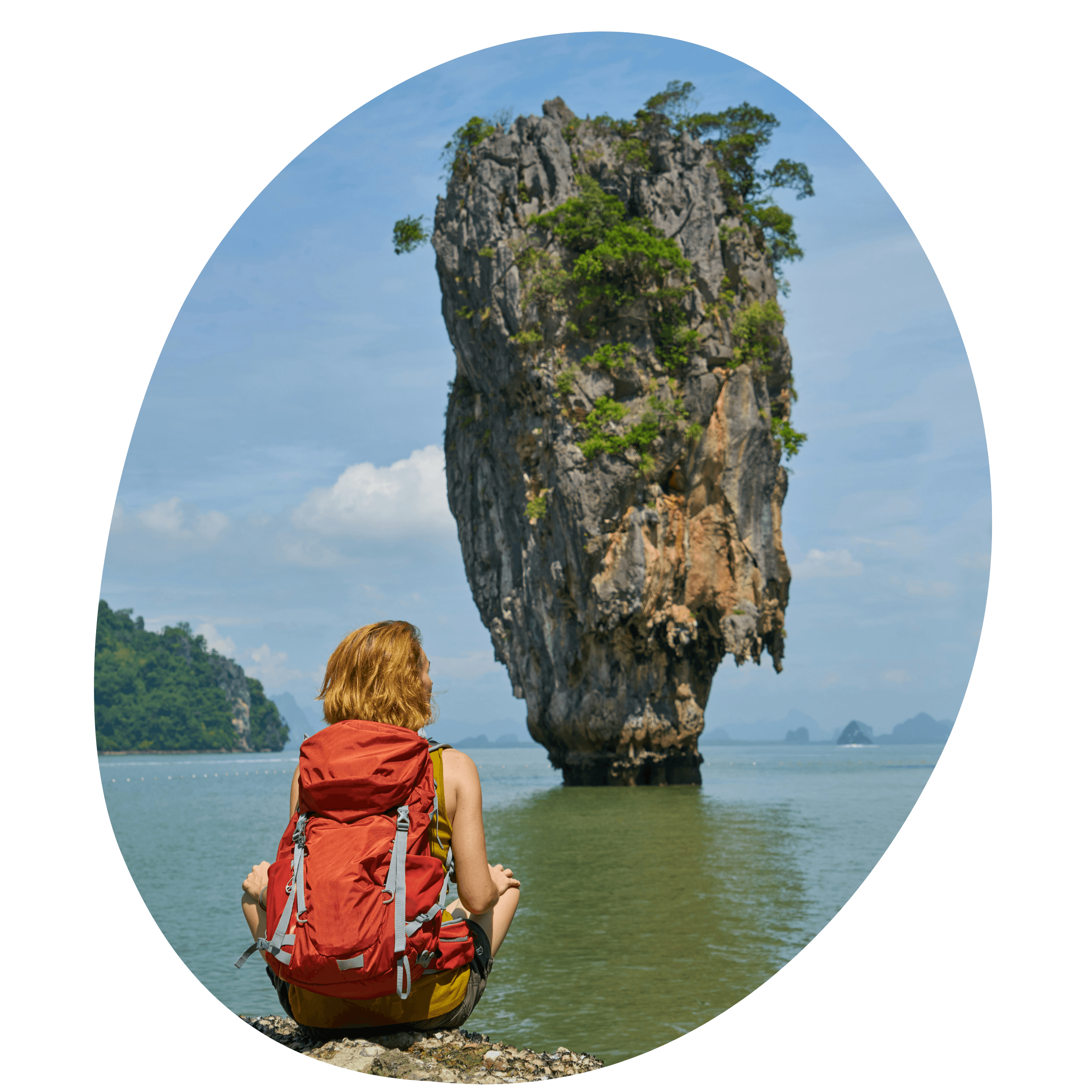 vrouw op een steen met uitzicht op zee van thailand