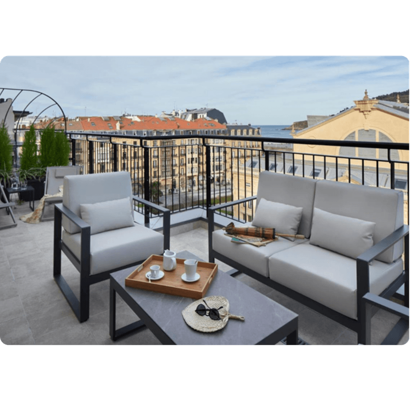 Modern terras met uitzicht op zee