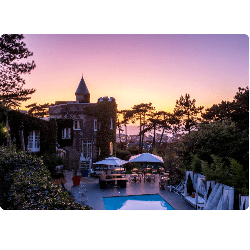 Prachtig kasteel met zonsondergang op de achtergrond