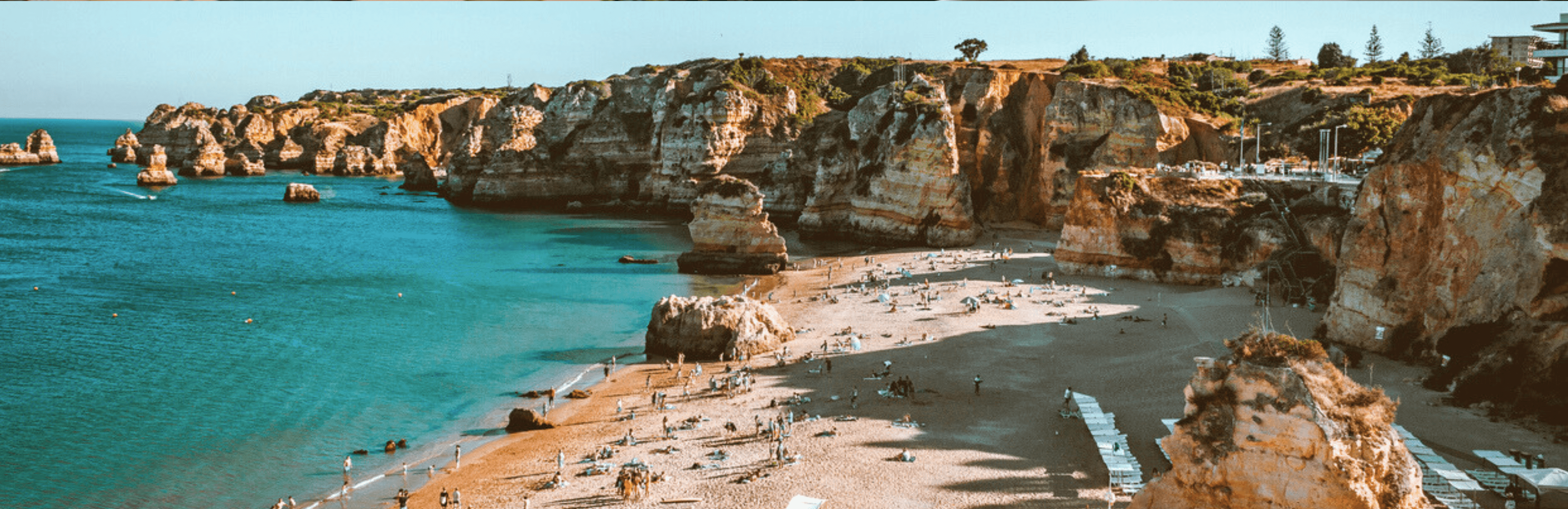 prachtige kustlijn in de algarve van Portugal