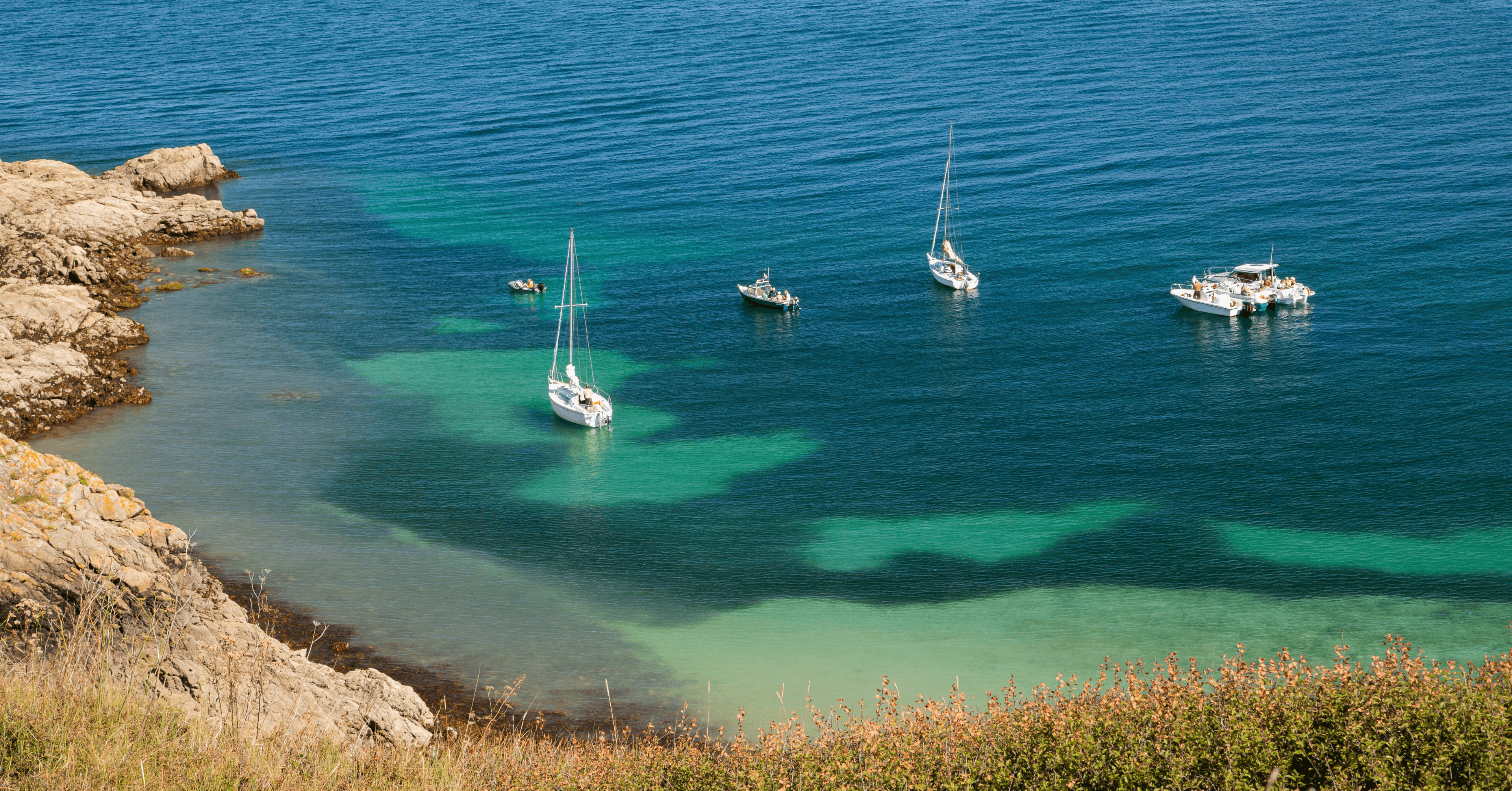 helderblauw water en bootjes