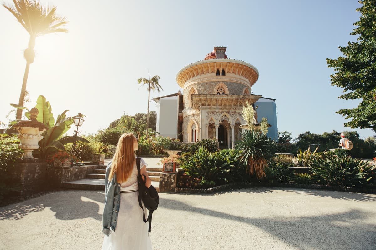 Vrouw die rondloopt in het magische Sintra