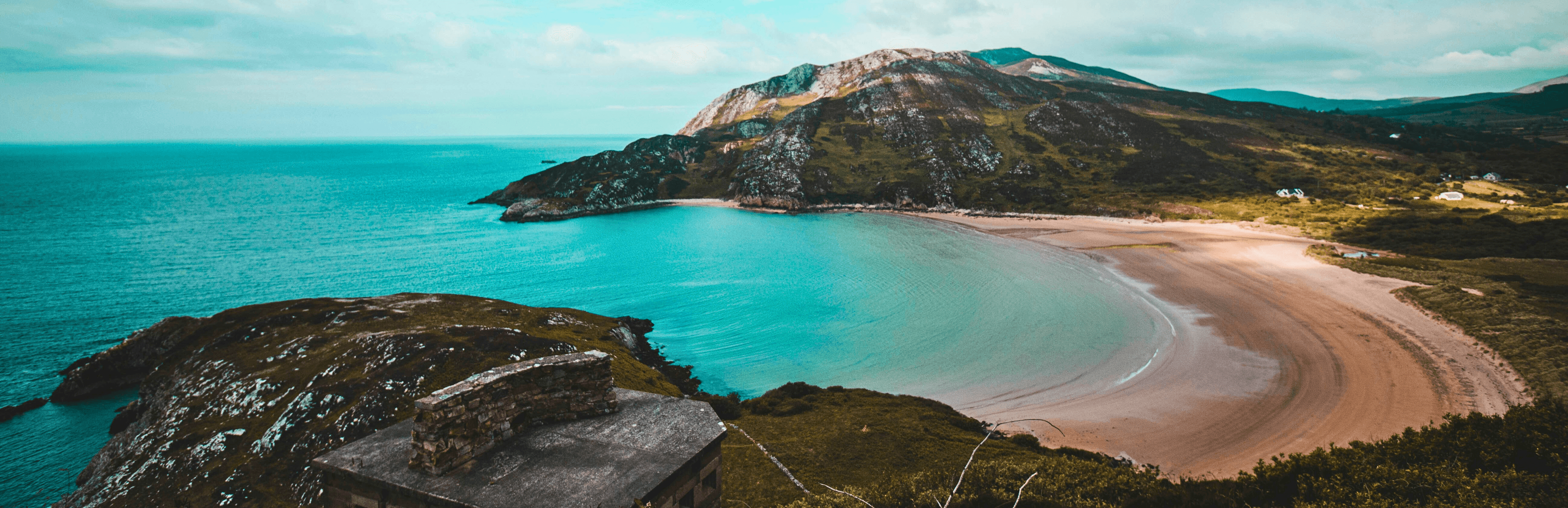 Uitzicht zee en strand in Ierland