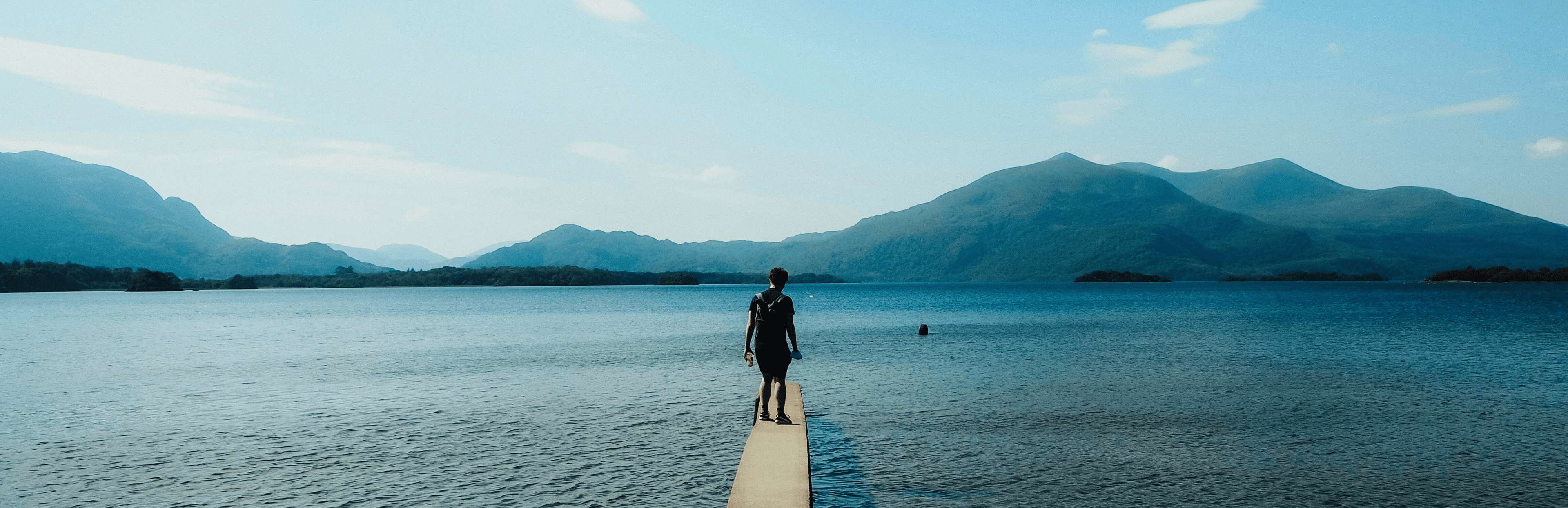 Ierland man kijkt uit over Lake van Killarney