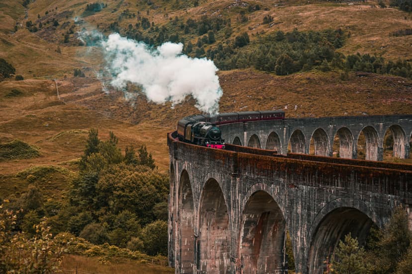 Uitzicht op het Glennfinnanviaduct met een stoomlocomotief