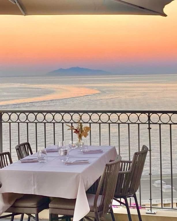 Romantisch diner aan het water met zonsondergang