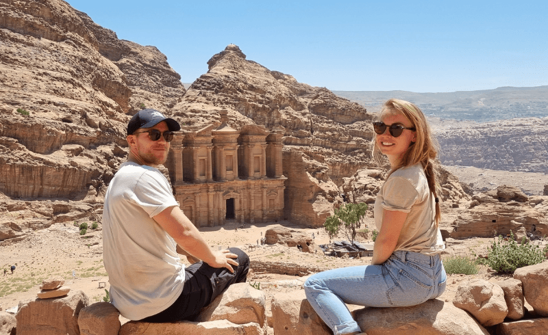 Reizigers uitkijkpunt op Petra Jordanie