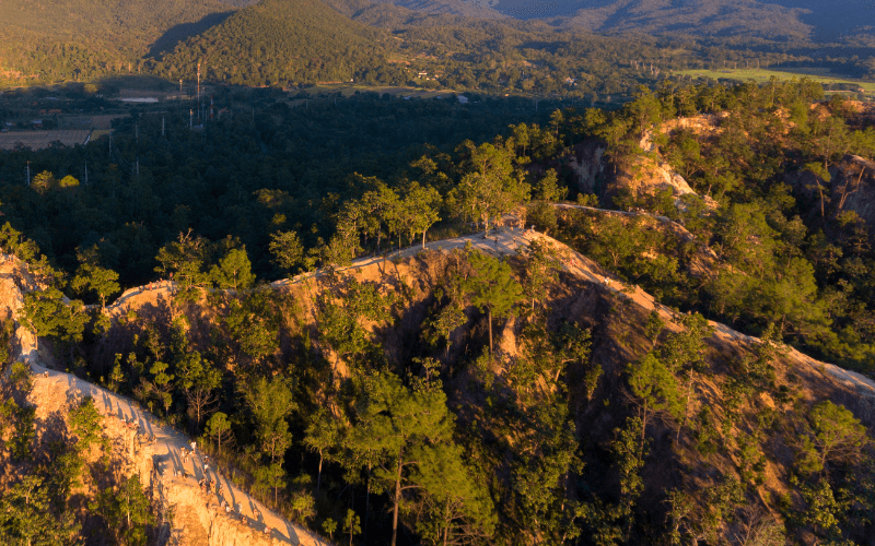 Pad in Pai Canyon Thailand met zonsondergang