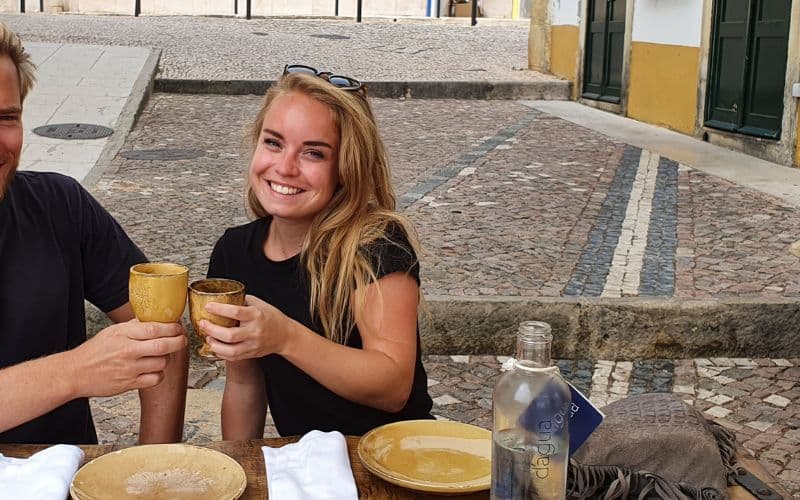 Een man en vrouw op een terrasje in Tomar