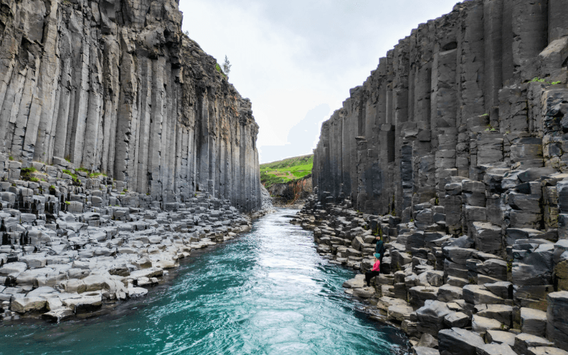 Canyon in IJsland met 2 reizigers