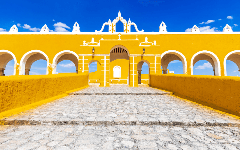 Via Izamal naar Valladolid