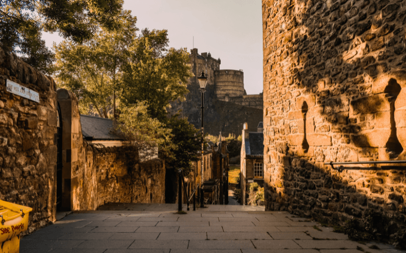 Smal steegje in Edinburgh met uitzicht op Edinburgh Castle