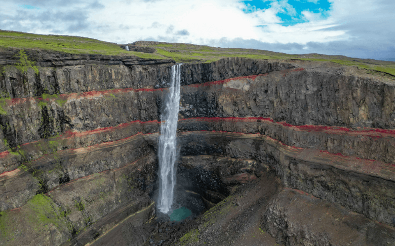 Prachtige waterval in het landschap van IJsland