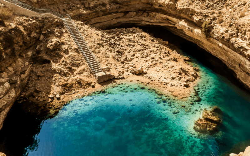 sinkhole in oman met prachtige blauw water
