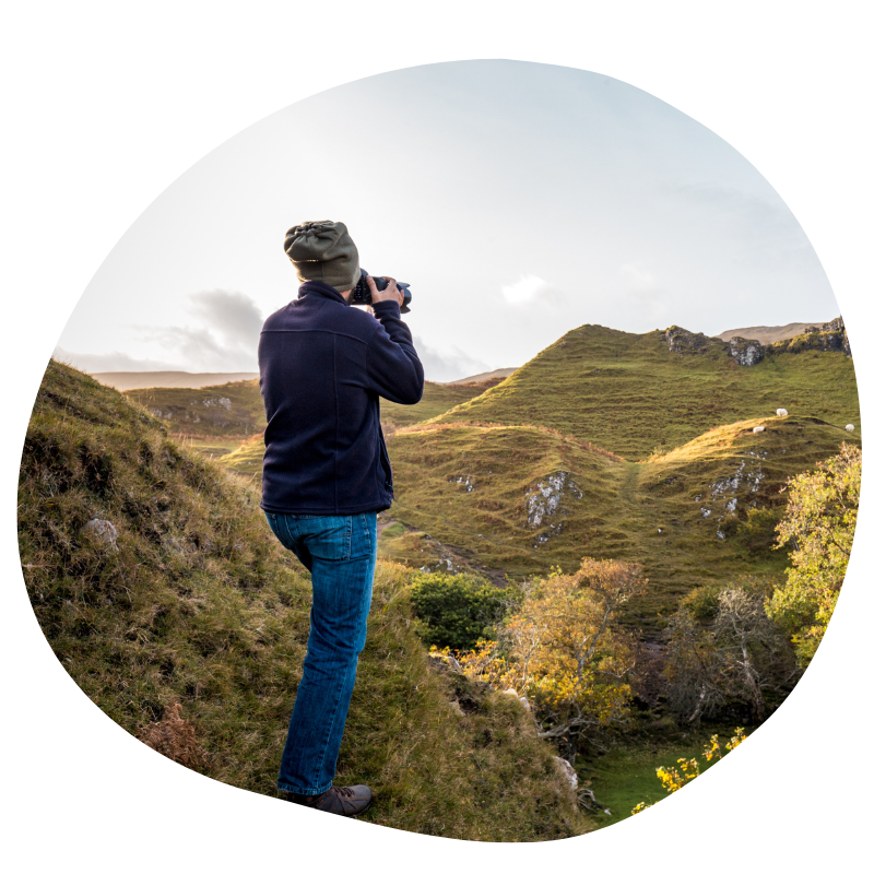 Man die foto maakt van het uitzicht bij de Schotse hooglanden