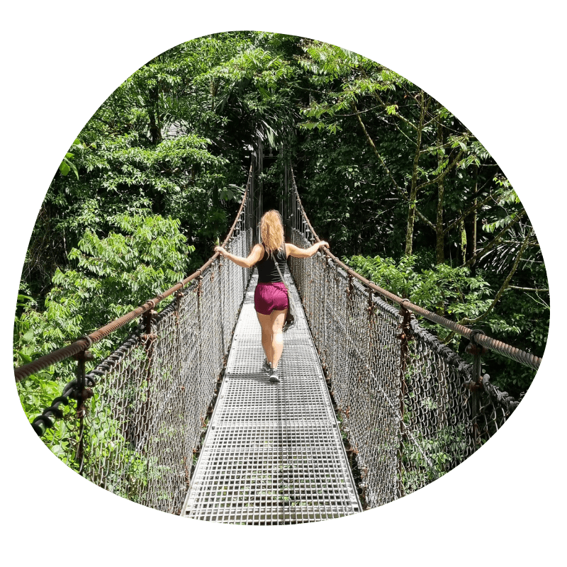 Reizigster op hangbrug jungle Costa Rica