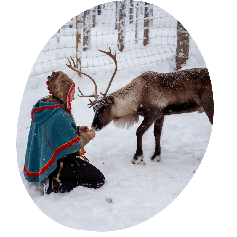 Vrouw in sneeuw met een rendier in Lapland