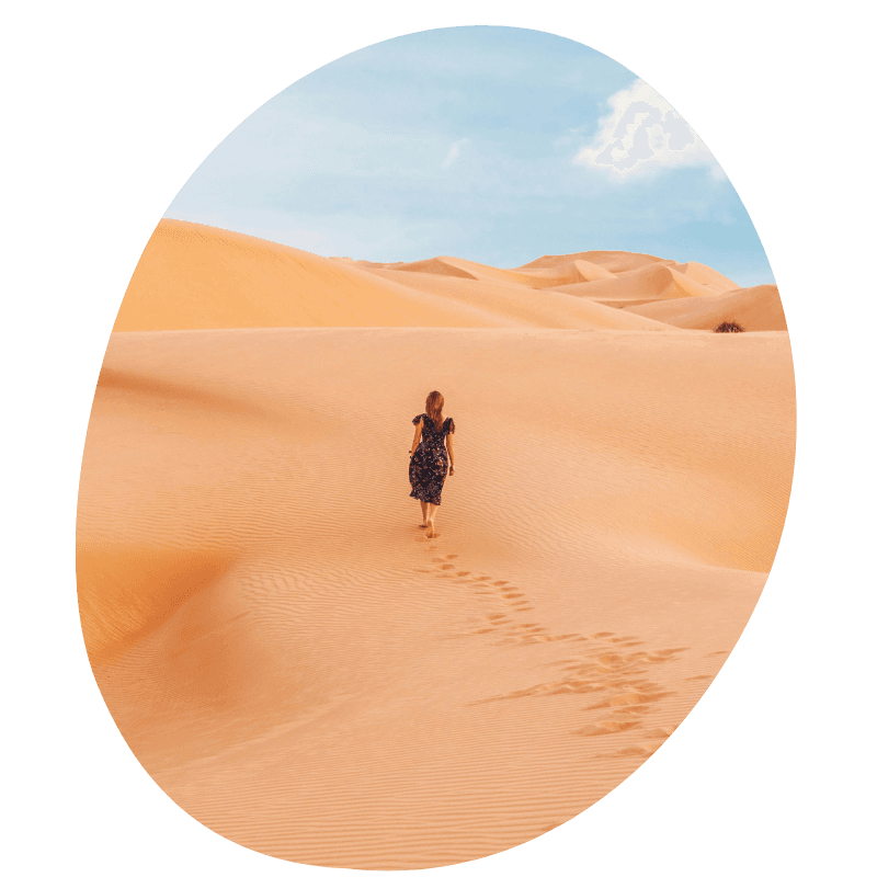 vrouw die door de woestijn loopt in Oman
