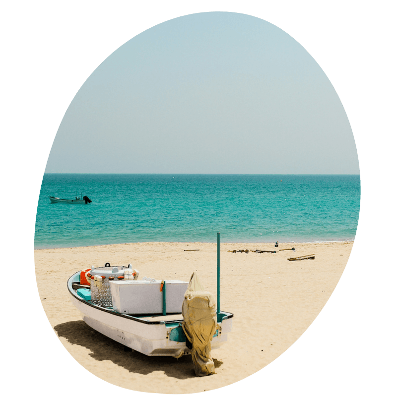 boot op het strand aan de kust van Oman